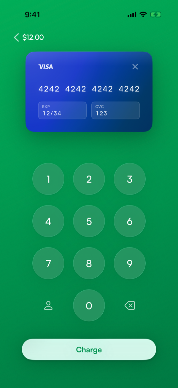 Modulo della carta con numero di carta, data di scadenza e CVC compilati, e pulsante di addebito